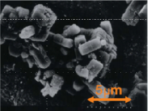 AQSOAの電子顕微鏡写真と結晶構造