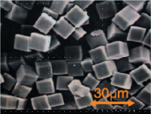 AQSOAの電子顕微鏡写真と結晶構造